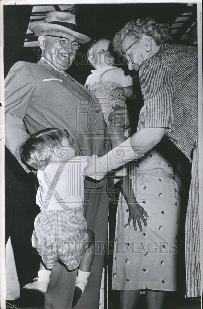 1960 Press Photo Clifton Truman Daniels President Harry William Busy - Historic Images