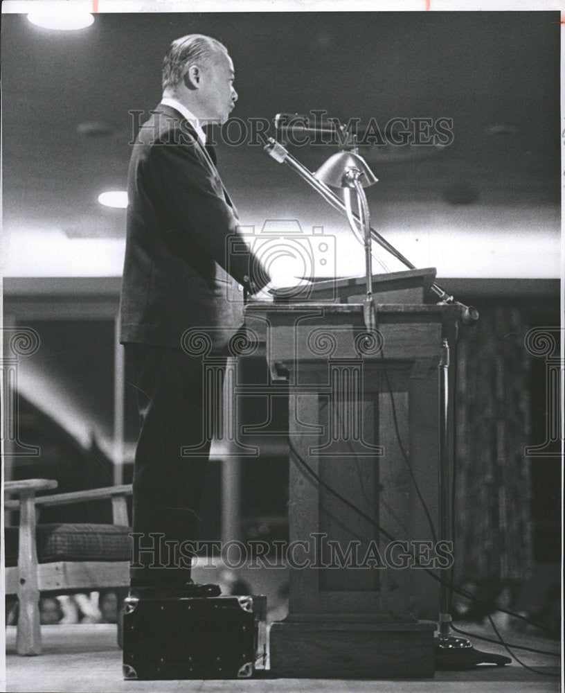 1968 Press Photo Tran Van Choung Address Du Audience Stands Metal Suitcase - Historic Images