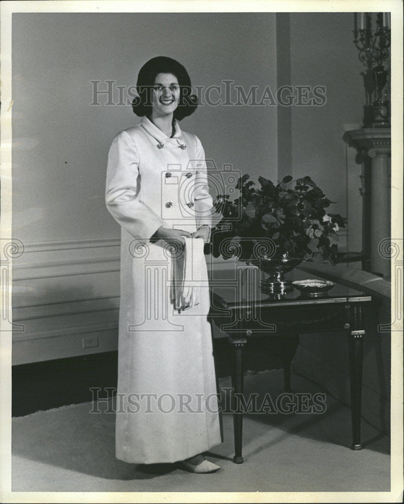 1965 Press Photo Lynda Bird Johnson Ottoman Rhinestones button Silk White Coat - Historic Images