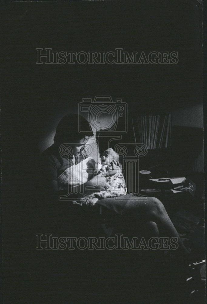 1975 Press Photo Taking care of Vietnamese orphans - Historic Images