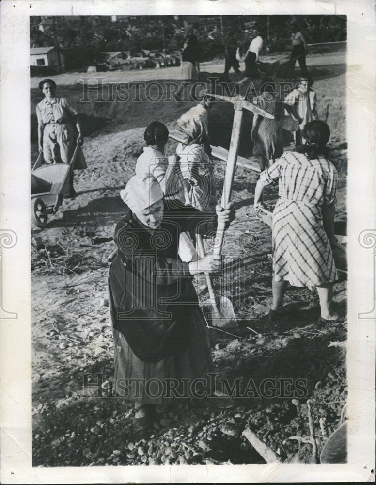 1968 Press Photo Hand Labor Takes Place of Machinery in Yugoslavia for Women - Historic Images