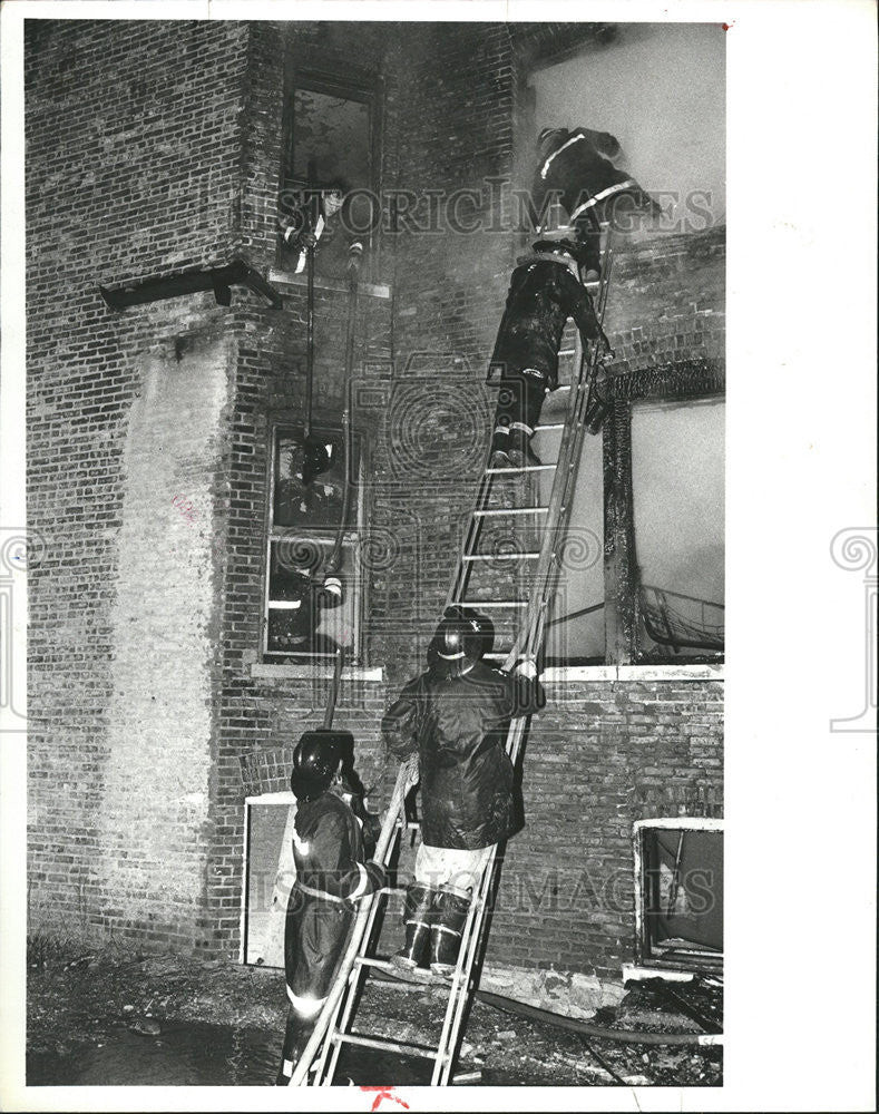 1980 Press Photo Non Strike FireFighter Battle Smoky Blaze Abondon BrickBuilding - Historic Images