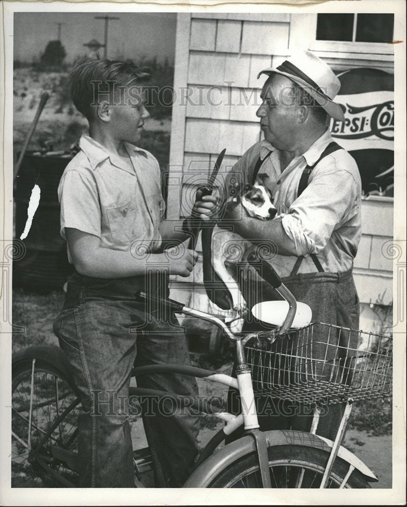 1948 Press Photo Robert Knight Charles Crows Barter Dog - Historic Images