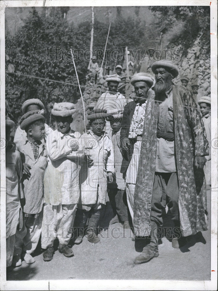 1961 Press Photo Hunza Men Fair Skin Children Pakistan Tall Live - Historic Images