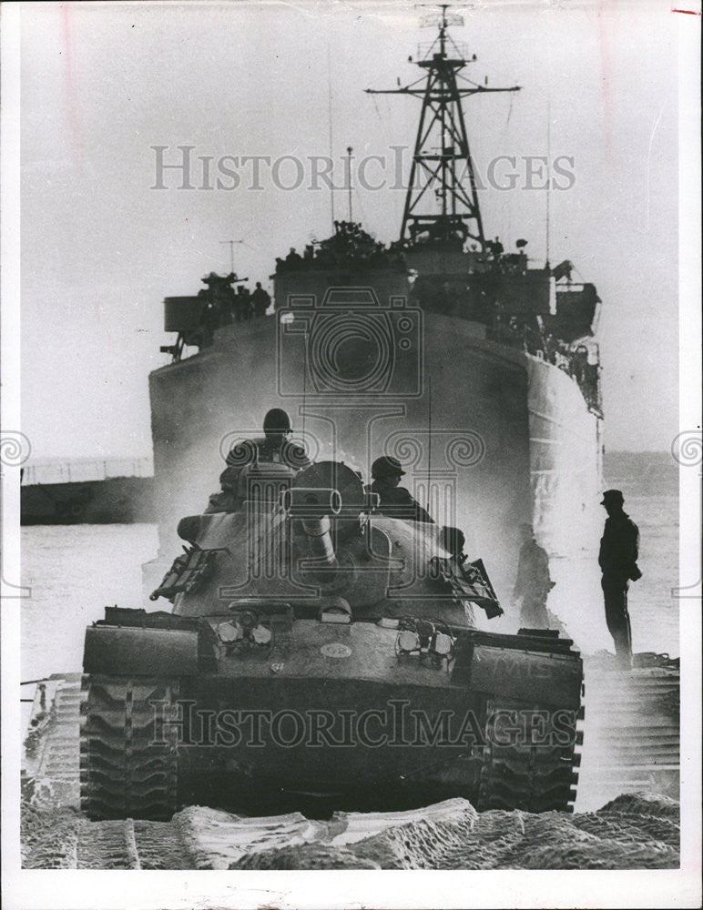 1963 Press Photo Amphibious landing Tanker Battleship Part Plan Military man - Historic Images