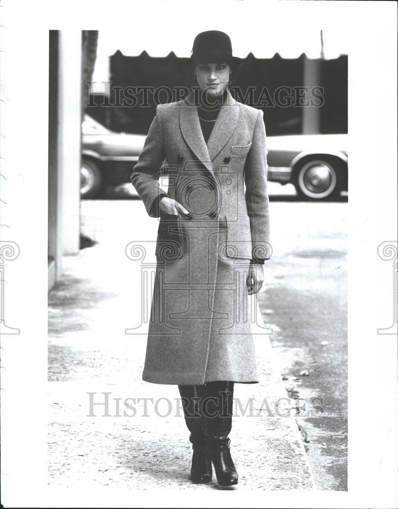 1979 Press Photo Clothing Woman heavy fashion Coats walks road - Historic Images