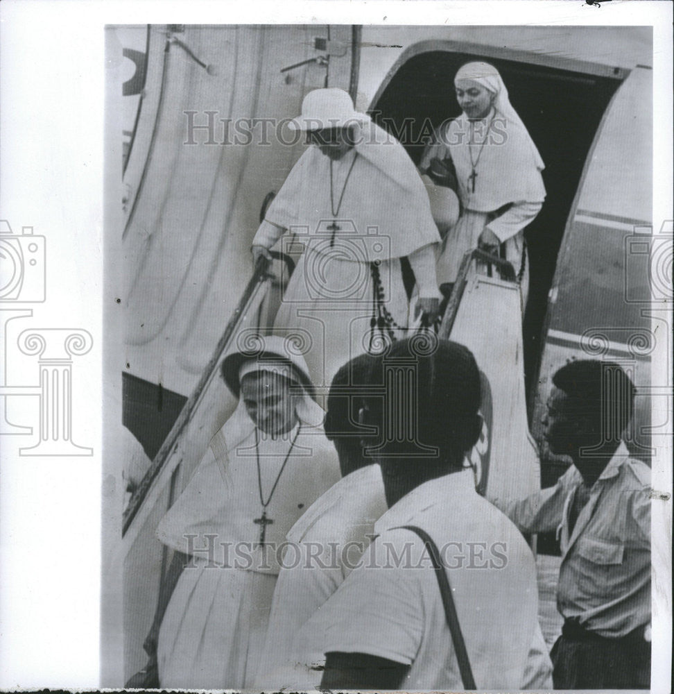 1964 Press Photo Christians missionaries arrives in Congo, after being attack - Historic Images