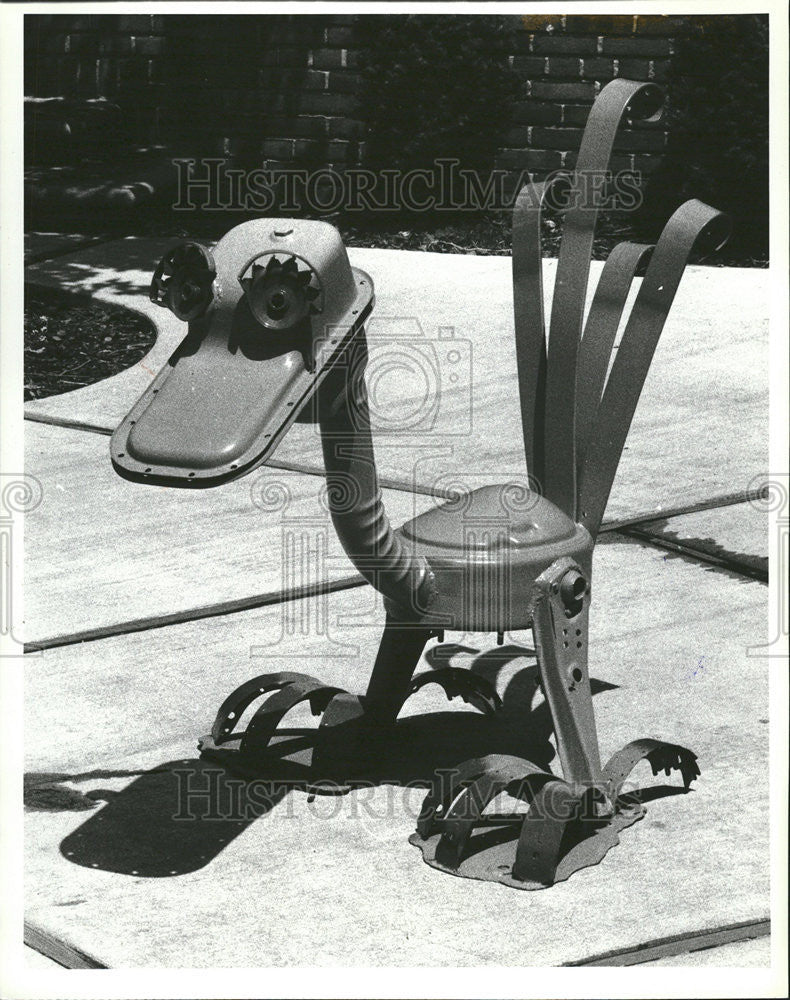 1980 Press Photo Jim Gray Bank New Jersey Cranbrook Dinosaurs Sculptures - Historic Images