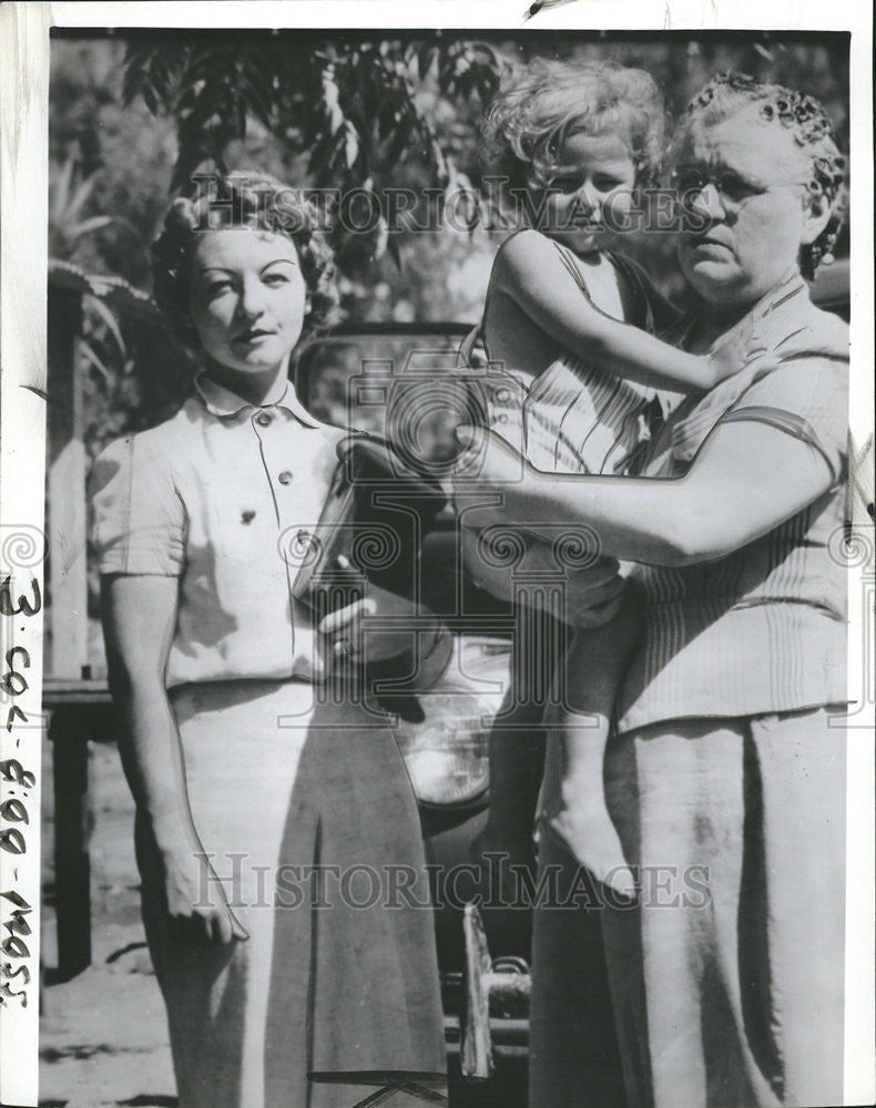 1940 Press Photo Kidnapping Victim De Tristan Friends - Historic Images