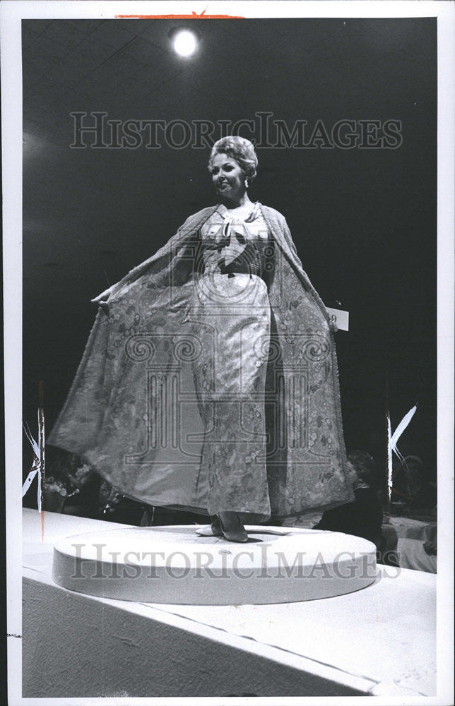 1966 Press Photo Vera Maxwell Fashion - Historic Images