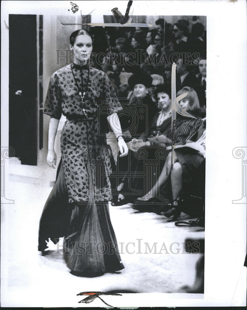 1976 Press Photo Modelling a long skirt - Historic Images