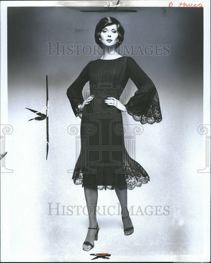 1975 Press Photo Woman clothing Black dress High Heel Chappal Fashion Snap Pose - Historic Images