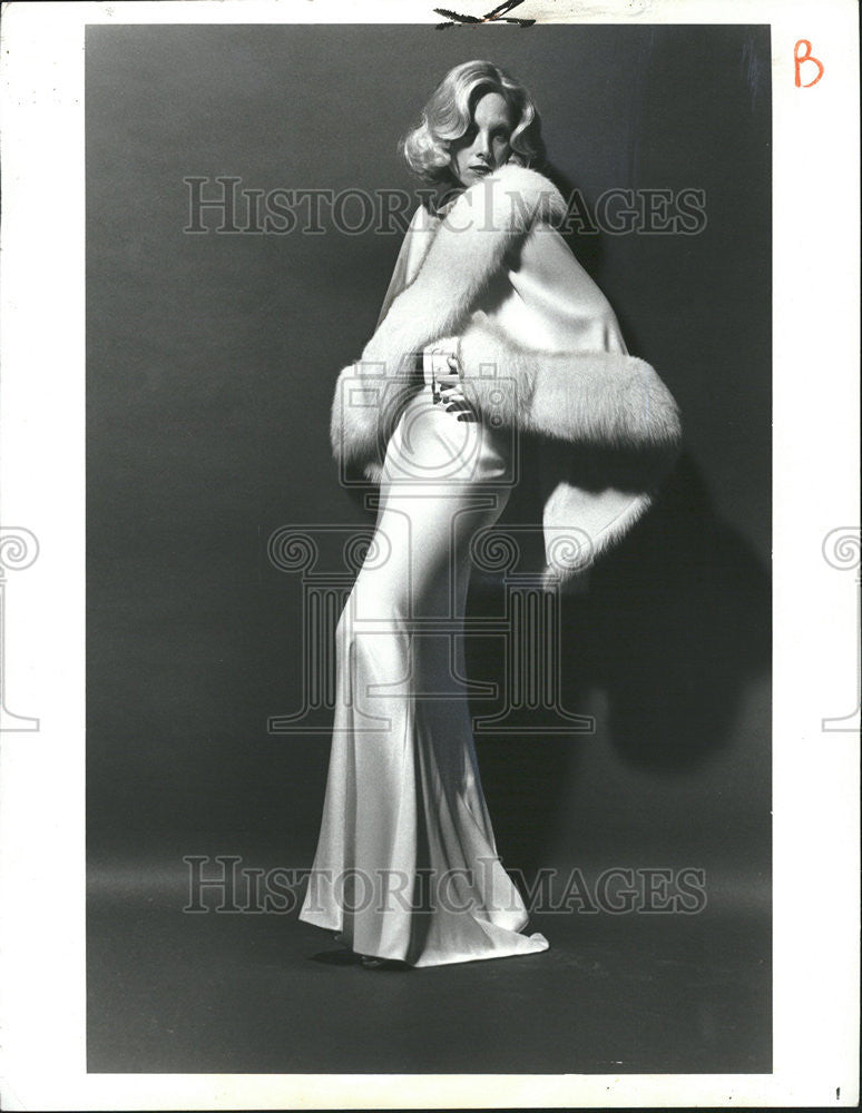 1976 Press Photo Woman Models Evening Gown - Historic Images