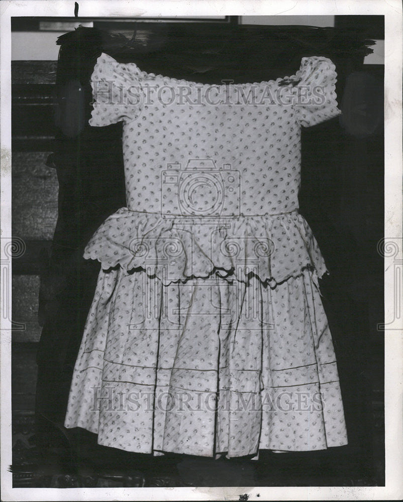 1943 Press Photo Children Clothing Girl Dress - Historic Images