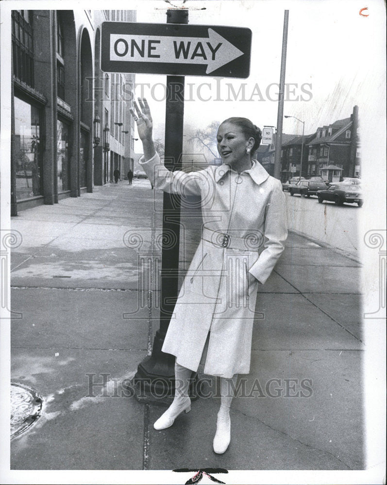 1971 Press Photo Woman Models Latest In Raincoats - Historic Images