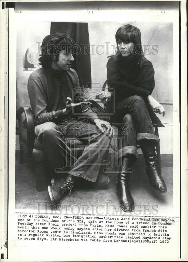 1972 Press Photo Actress Jane Fonda and Ton Hayden with Friends after Arrival - Historic Images