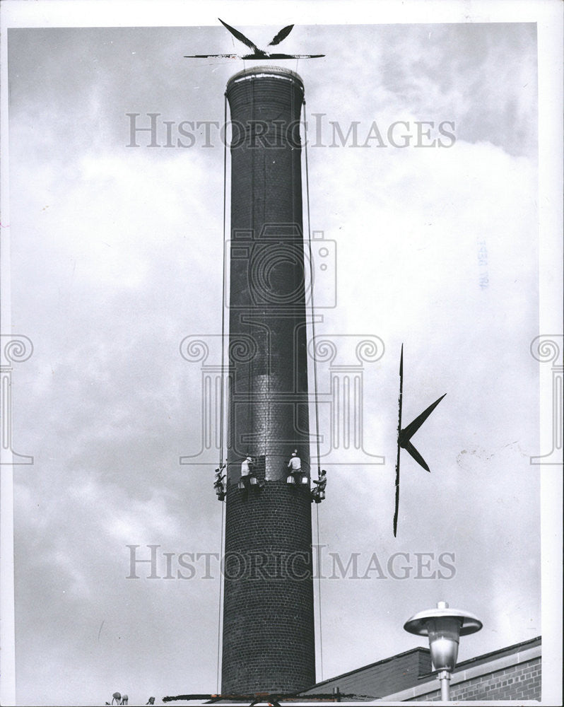 1962 Press Photo Stack Stroh Brewery Paint Chimney Detroit Lawrence Worker Snap - Historic Images