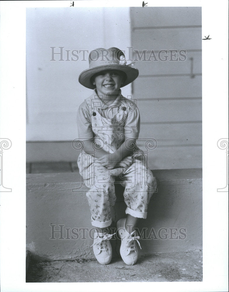 1993 Press Photo Fashion clothing hat Child Dress Smile - Historic Images