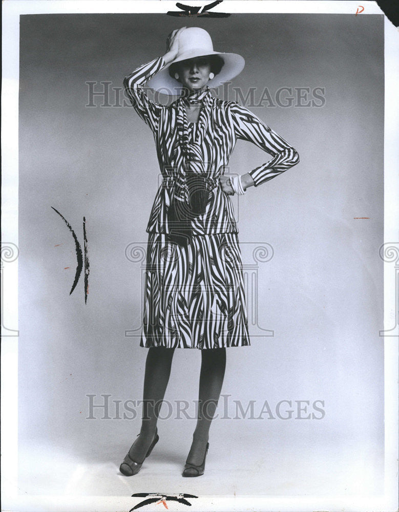 1974 Press Photo Fashion Women Clothing Dress Hat - Historic Images