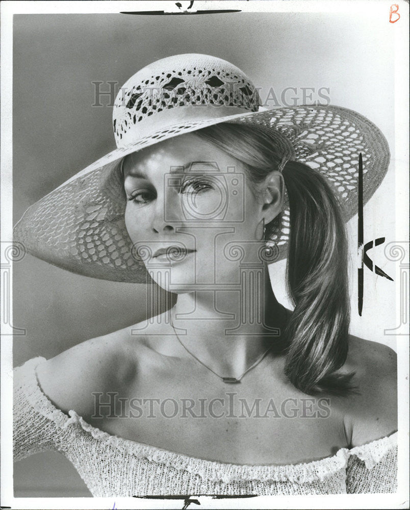 1975 Press Photo Fashion Women Clothing Hat - Historic Images