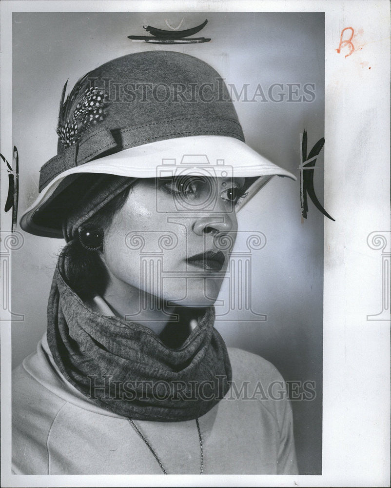 1975 Press Photo Fashion Women Clothing Hat - Historic Images