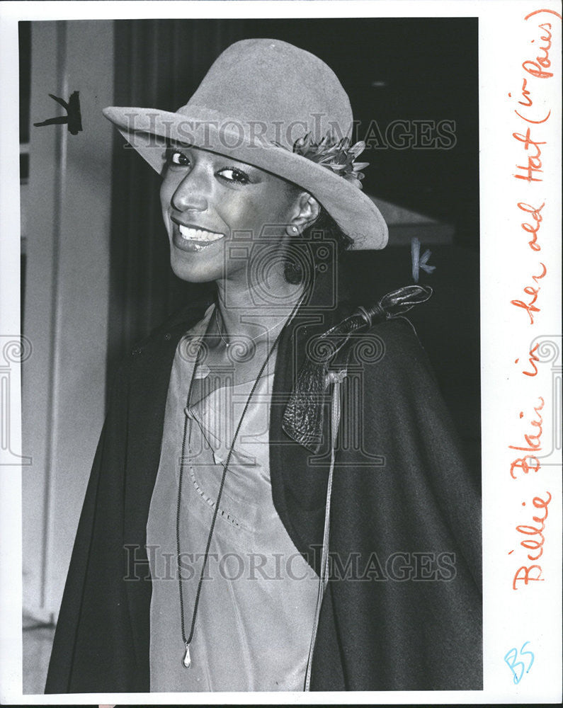 1977 Press Photo Fashion Women Clothing Hat - Historic Images
