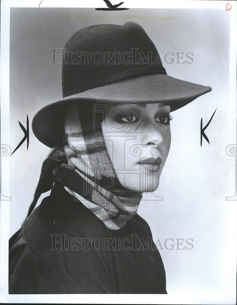 1976 Press Photo Fashion Women Clothing Hat - Historic Images