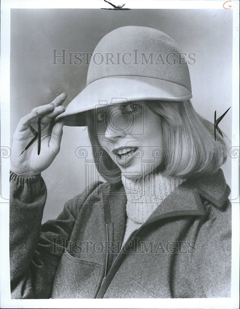 1976 Press Photo Fashion Women Clothing Hat - Historic Images