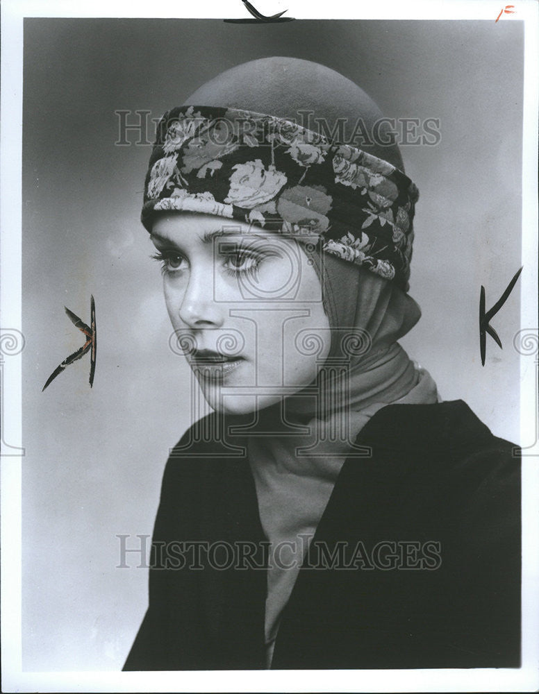1976 Press Photo Woman Fashion Cloths Black Dress Hat Flowered ribbon Snap Pose - Historic Images