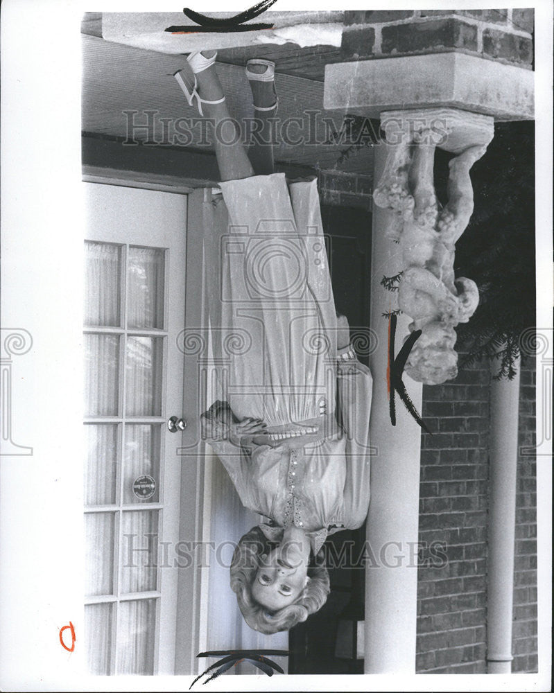 1975 Press Photo Beautiful Woman Wearing Fashion Dresses - Historic Images