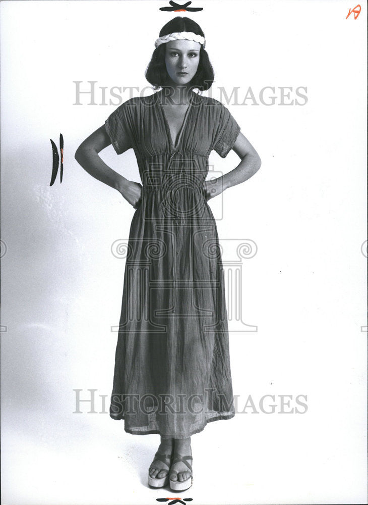 1975 Press Photo Fashion clothing Dresses Women - Historic Images