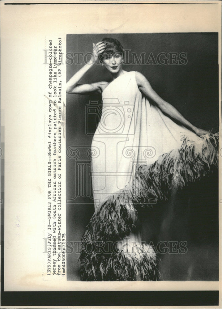 1975 Press Photo jersey trimmed African Ostrich feather Lynx fur Swirls Winter - Historic Images