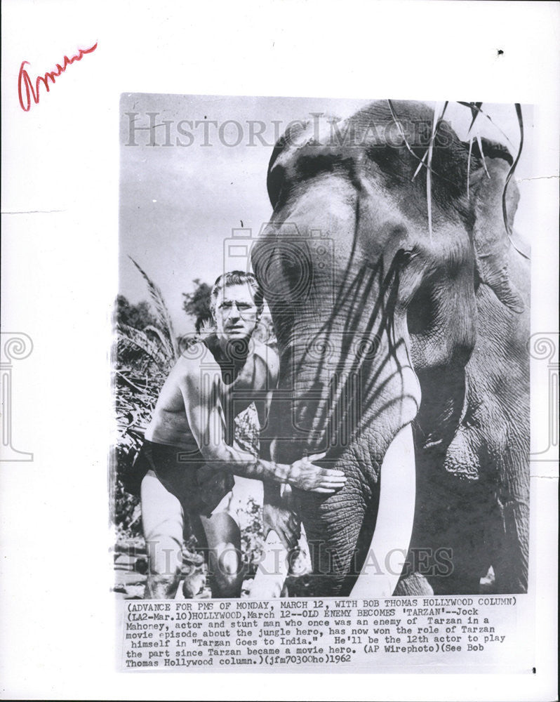 1960 Press Photo Jock Mahoney Tarzan Jungle Hero Bob Thomas Hollywood - Historic Images