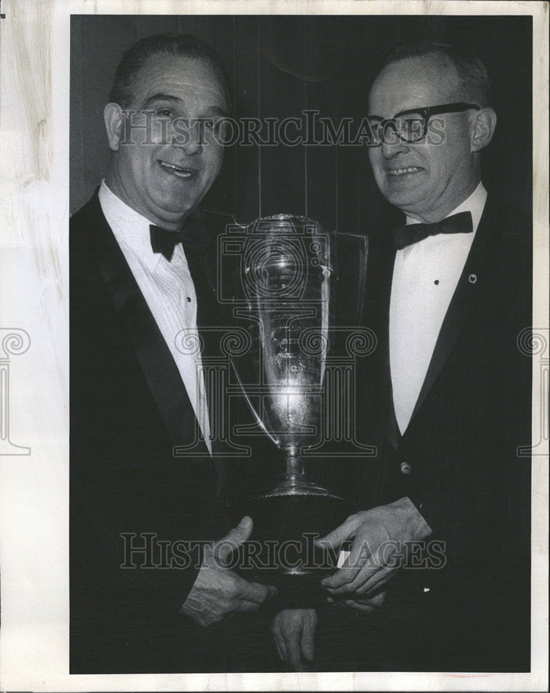 1967 Press Photo Eugene Lilly Realtor trophy Denver Board organization Hilton - Historic Images