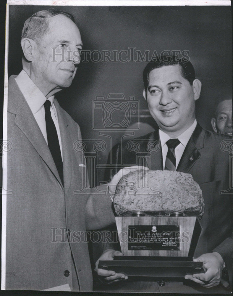 1963 Press Photo Phillipines Piece Corregidor NY Ceremony General MacArthur - Historic Images