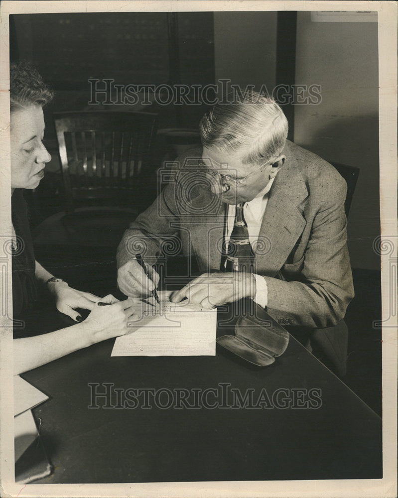 1948 Press Photo Henrietta Schroeder Helps Steve Novak Apply For Benefits - Historic Images