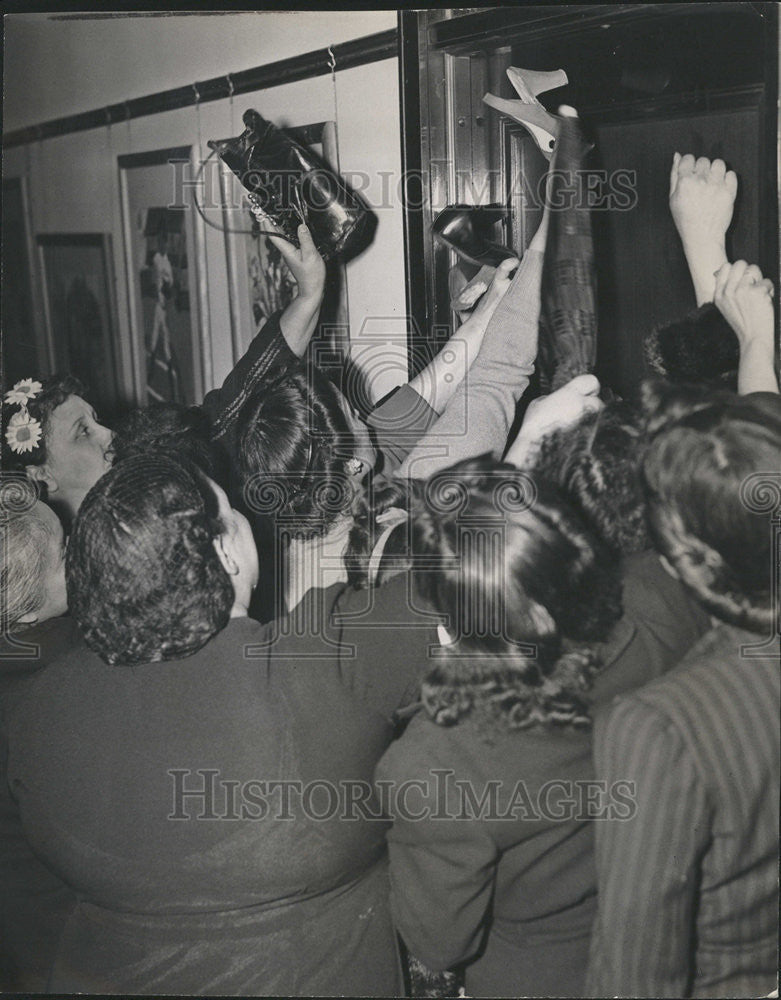 1944 Press Photo Protesting Women Look For Superintendent William H. Johnson - Historic Images