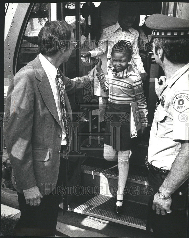 1977 Press Photo Hancock Principal Helps Students From School Bus - Historic Images