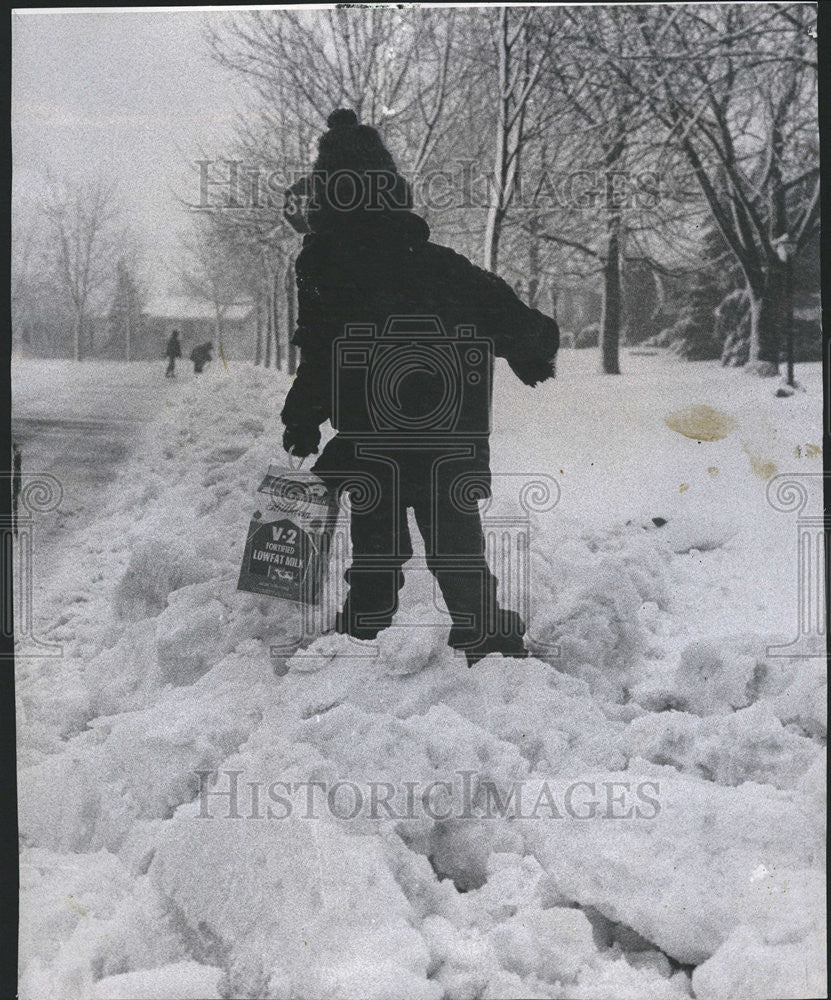 1973 Press Photo Pete Franklin Mount Prospect Sent Milk After Snow Storm - Historic Images