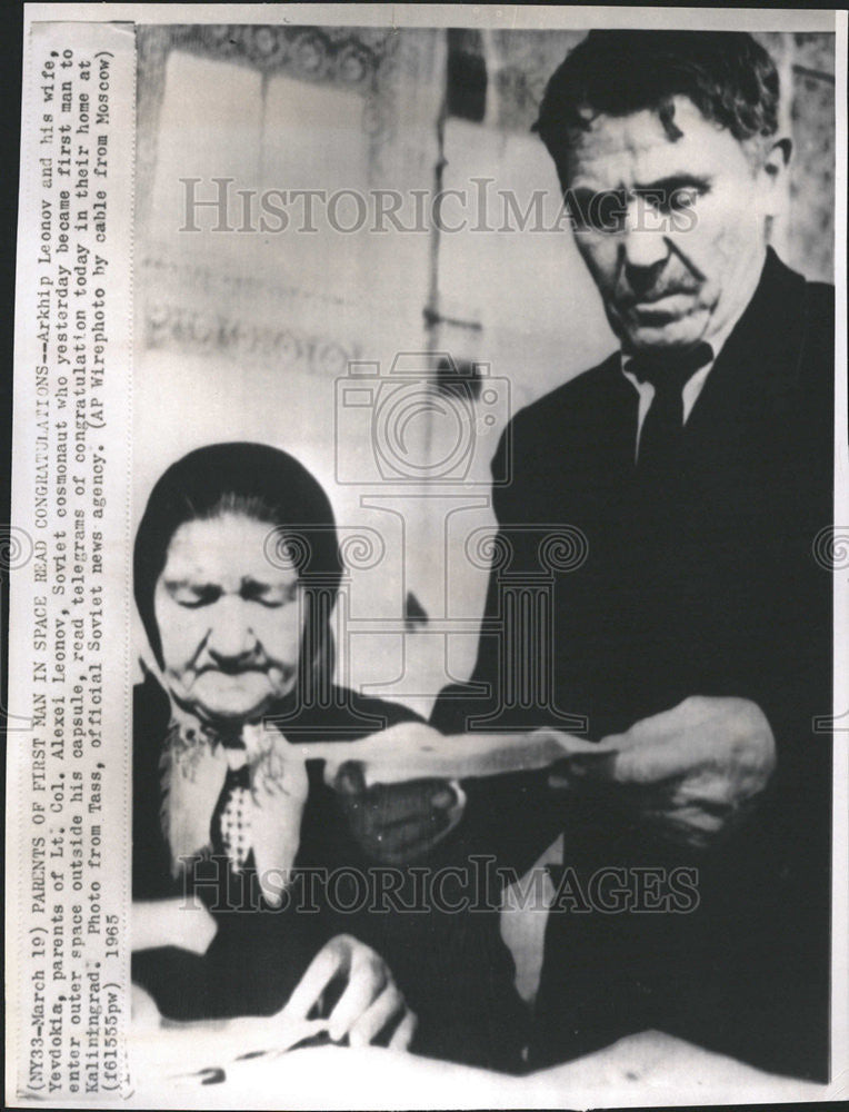 1965 Press Photo Parents of First Man in Space Read Congratulations - Historic Images