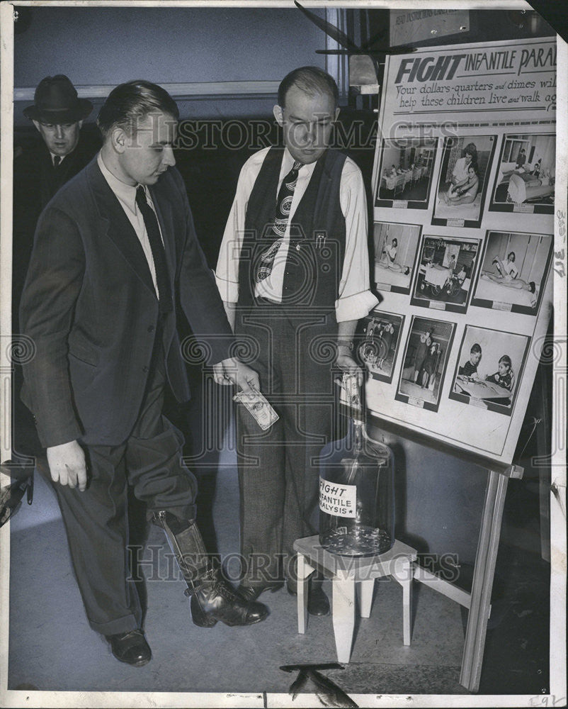 1945 Press Photo  Striking  March Dimes Federal Building Donald Piaskowski - Historic Images