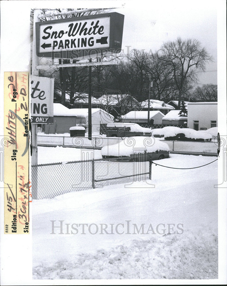 1974 Press Photo A Detroit Area Sign Offers Sno-White Parking After Snow Storm - Historic Images