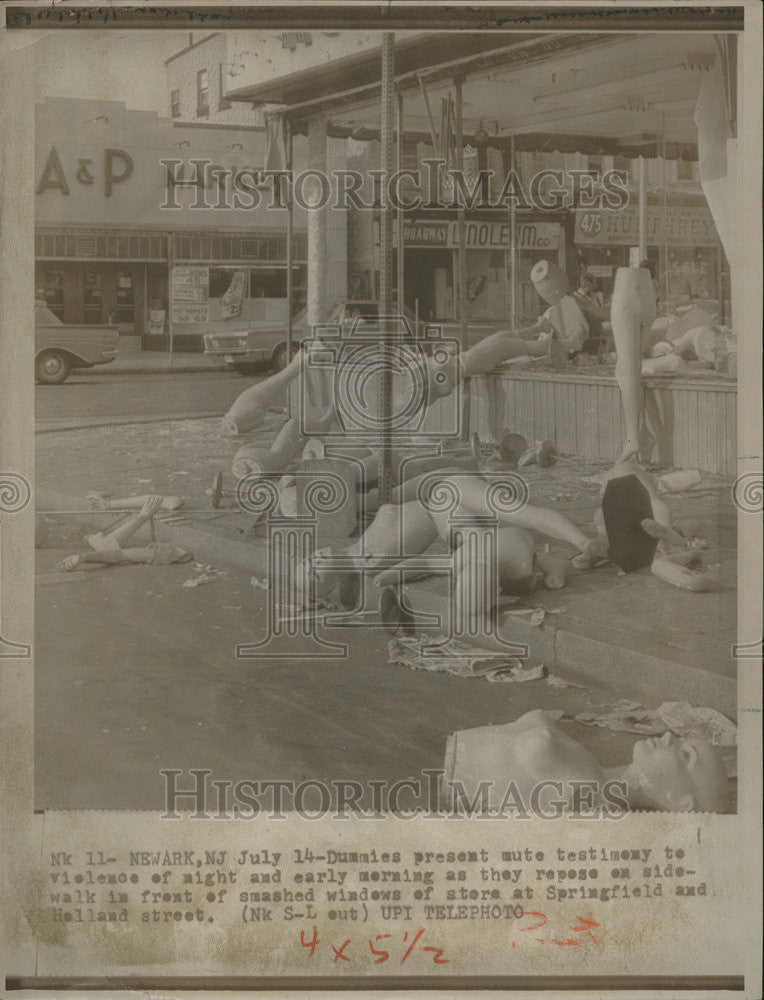 1967 Press Photo Smashed window Holland street Springfield Dummies Violence - Historic Images