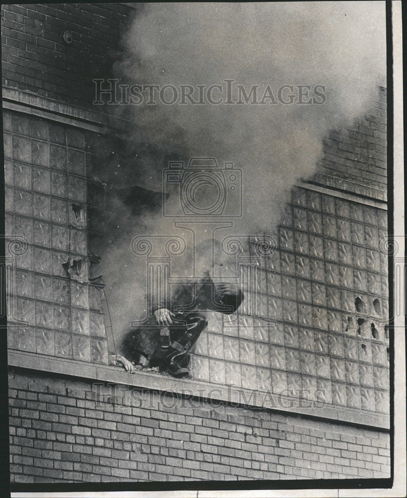 1973 Press Photo Blommer Chocolate Kinzie Three Fire Man Frantically Ladder - Historic Images