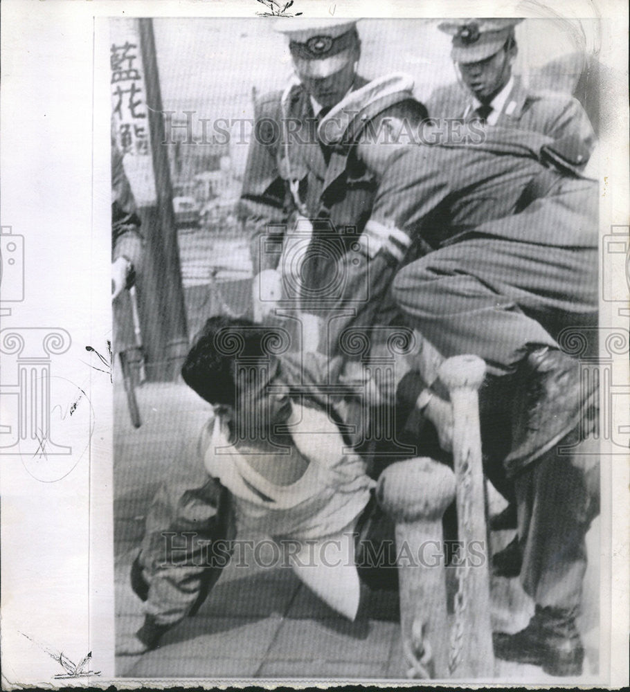 1962 Press Photo A Student Falls To The Ground During A Struggle In Tokyo - Historic Images