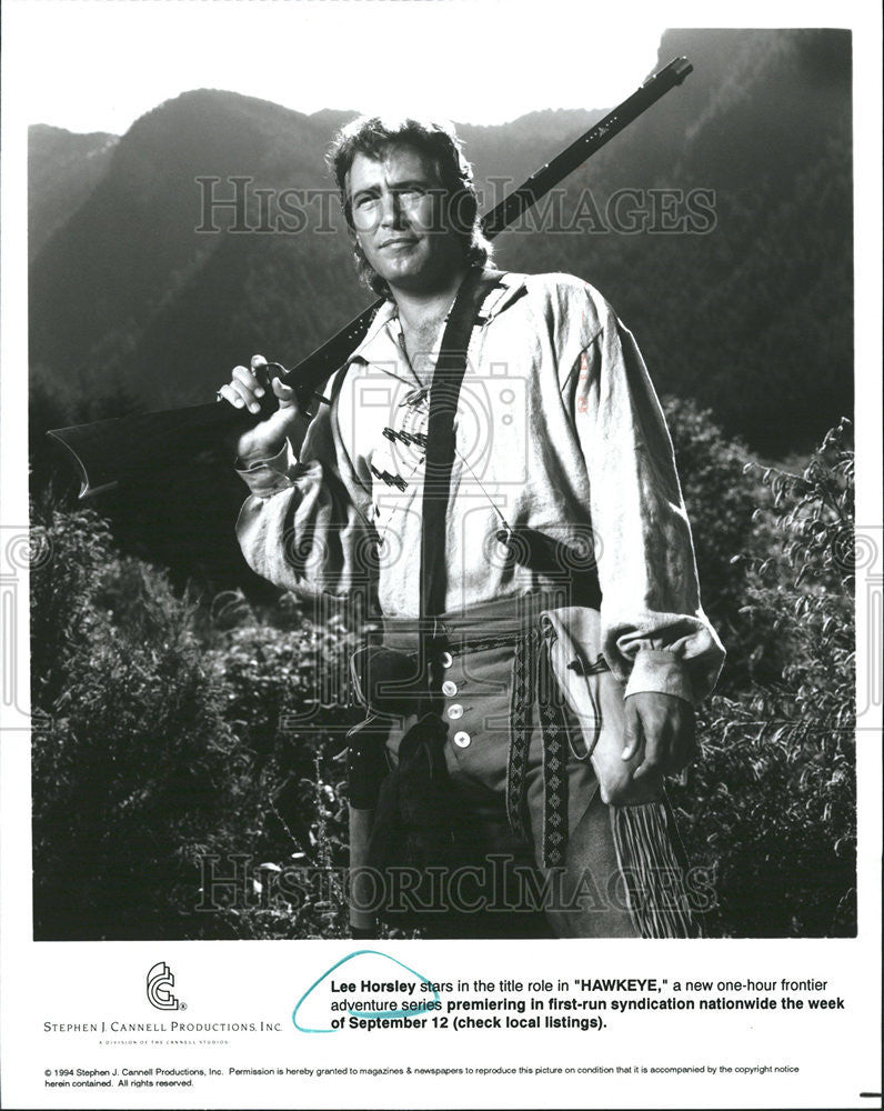 1994 Press Photo Lee Horsley Stars In The Title Role In &quot;Hawkeye&quot; - Historic Images