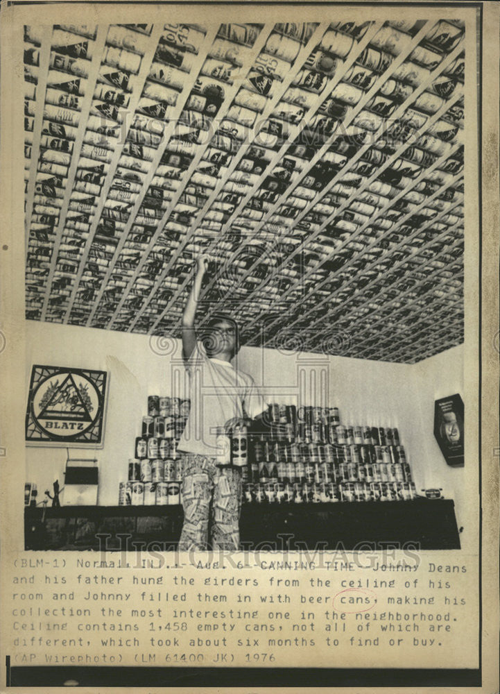 1976 Press Photo Johnny Beans father girders ceiling room beer cans - Historic Images