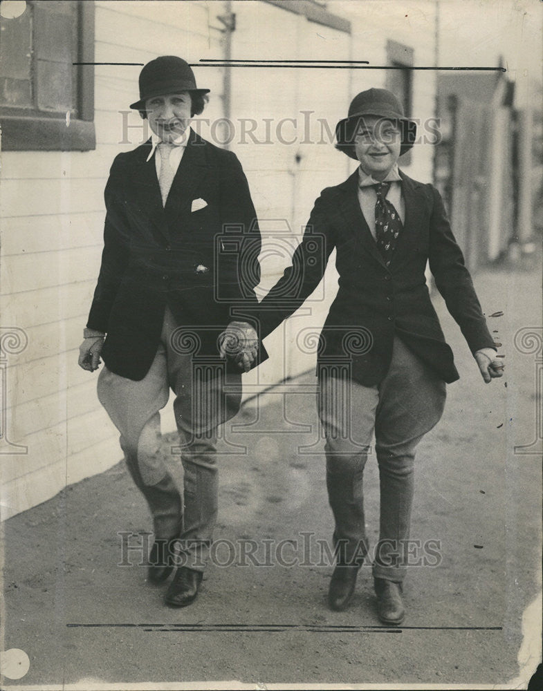 1934 Press Photo Comrades Friends Mrs Daisy Cones Taylor young Daughter Sally - Historic Images