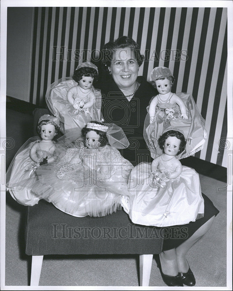 1956 Press Photo Mrs. Frazier Pomeroy, Seated, With Her Winning Goodfellow Dolls - Historic Images
