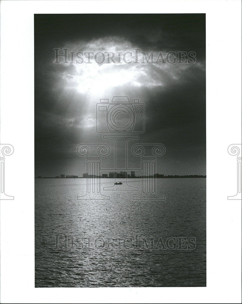 1991 Press Photo Memorial Causeway Clearwater luck light streams hole clouds - Historic Images